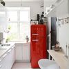 Cocina con nevera roja Smeg