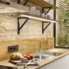 Cocina con pared de piedra y madera