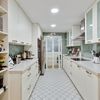 Cocina con planta rectangular y electrodomésticos