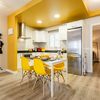 Cocina con techo amarillo
