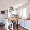 Cocina contemporánea en buhardilla
