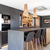 Cocina de estilo contemporáneo con barra