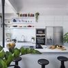 Cocina de estilo nórdico con isla central