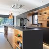 Cocina de estilo urbano en gris y madera
