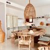 Cocina estilo mediterráneo con madera y fibras naturales