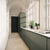 Cocina minimalista con mobiliario en verde