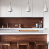 Cocina moderna en blanco y madera