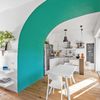 Cocina nórdica con arco en verde