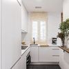 Cocina pequeña con mobiliario en blanco