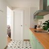 Cocina retro con mobiliario en verde