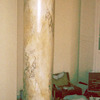 Columna pintada, imitando mármol.