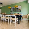 Comedor con pared verde