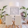 Comedor moderno con plantas