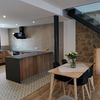 Comedor y cocina con escalera de cristal
