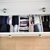 Cómoda con ropa clasificada en cajas
