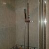 Conjunto de ducha en baño terminado