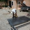 Corte de chapa perforada para su instalación.