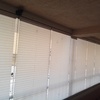 Cortina de cristal cerrada con stores