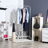 Cuarto con ropa de mujer