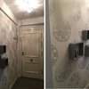 Decoración entrada con papel pintado