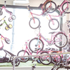 Decoración Vintage en tienda de bicicletas.