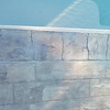 Detalle borde piscina con remate aluminio y piedra impresa