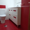 DETALLE DE BAÑO EN ROJO Y BLANCO