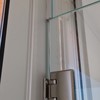 Detalle de la bisagra de puerta de cristal