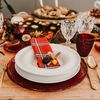 Detalle de mesa puesta en navidad