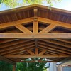 Detalle del techo de una pérgola de madera