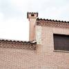 Detalle fachada y chimenea