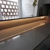 Detalle iluminacion bajo barra en la cocina