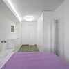 Dormitorio de color blanco con edredón malva