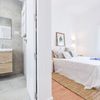 Dormitorio con baño en suite