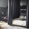 Dormitorio con cama y colchón de IKEA