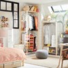 dormitorio con colchón y muebles de IKEA