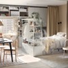 Dormitorio con colchón y zona de trabajo de IKEA