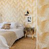 Dormitorio con papel pintado