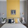 Dormitorio con pared en gris y amarillo