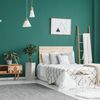 Dormitorio con pared verde