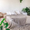 Dormitorio con plantas