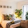 Dormitorio con plantas