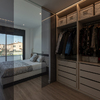 Dormitorio con vestidor con acceso a través de puertas de cristal