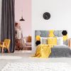 Dormitorio en amarillo y gris