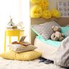 Dormitorio infantil con cama y cojines