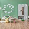 Dormitorio infantil con pared en verde
