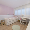 Dormitorio infantil con tonos rosados y blanco