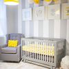 Dormitorio infantil en gris y amarillo