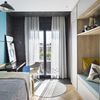 Dormitorio juvenil de planta estrecha con mobiliario de madera a medida