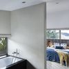 Dormitorio moderno con baño